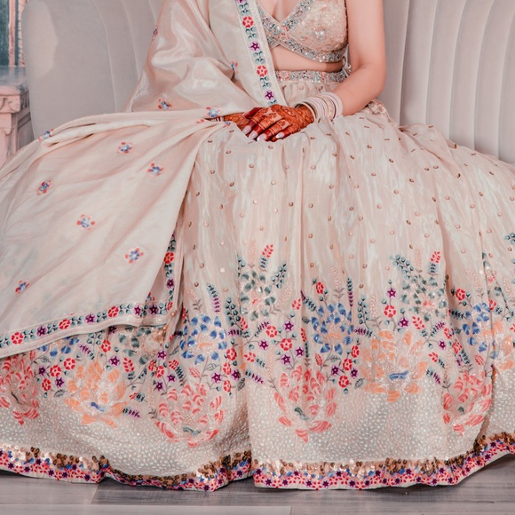 It would fit XS to M size. Both top and bottom are adjustable. - Picture 1 of 5